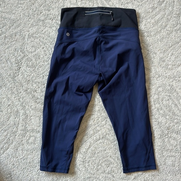Lululemon cropped Leggings size 6 - Picture 3 of 6